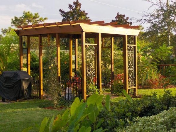 Sekretessskärm i träpergola donerar skugga-trädgårdsidéer