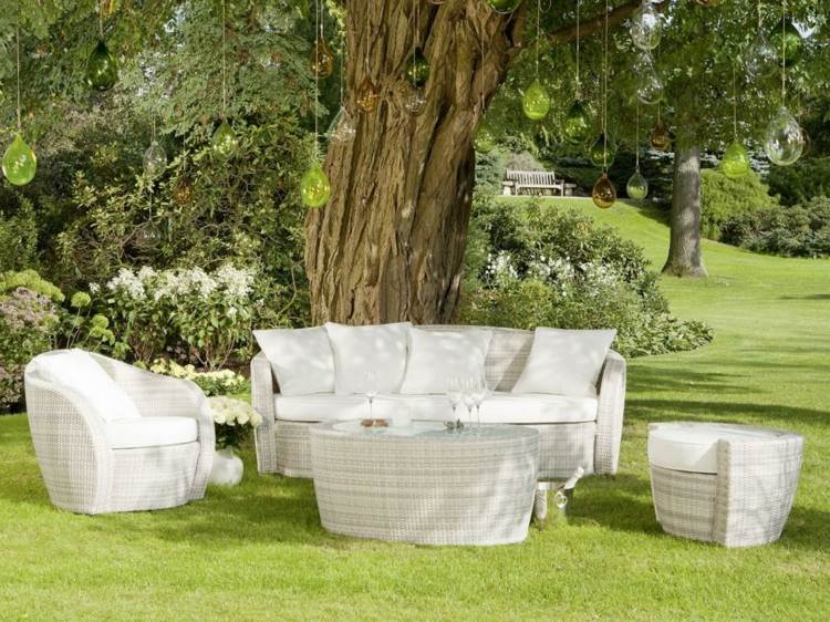 trädgårdsdesign vit-rotting-elegant-skugga-träd-lounge