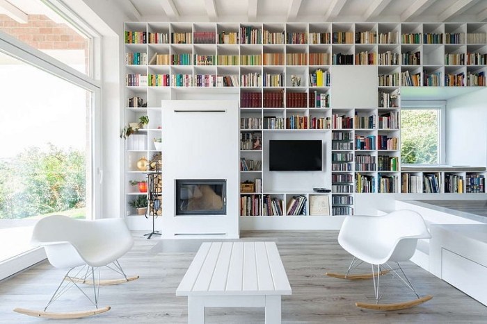 Golv till tak-bok-vägg-hus-bibliotek-vitt-vardagsrum-gungstolar-design