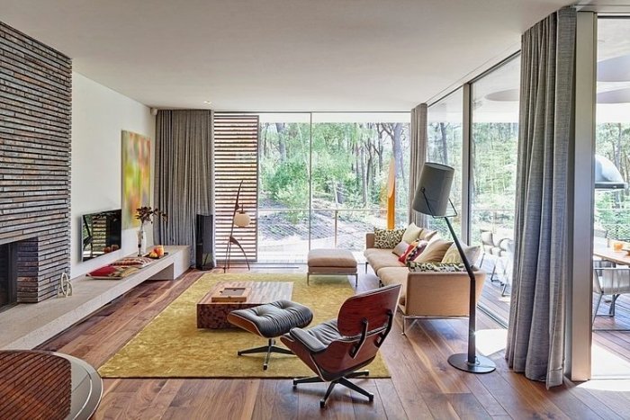 vardagsrum-inredning-öppen spis-område-sittplatser-eames-lounge-stol
