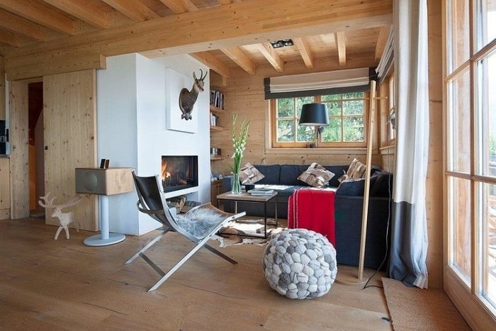 litet-mysigt-sittande-hörn-i-chalet-stil-design-the-spis-området-pälskast