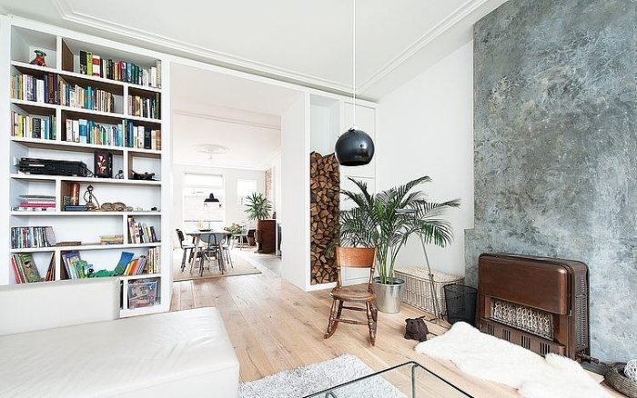 vardagsrum-vita-väggar-hus-bibliotek-tak-höga-inomhus-växter