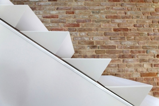 vita trappor tegelstenar vägg rustik stil