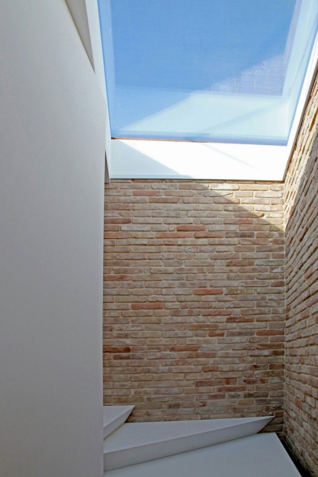 husbyggnad arkitektur takfönster tegel vägg trappor