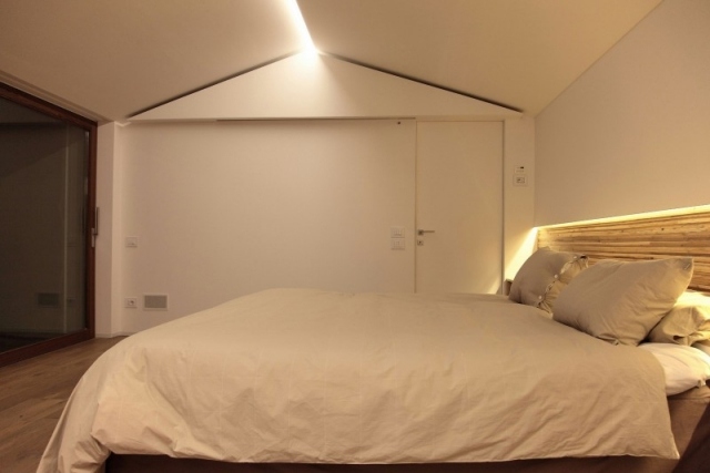 vitt sovrum sluttande tak belysning effekter hall golv