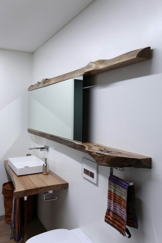 Rustik badrum design fåfänga spegel trä golvbrädor