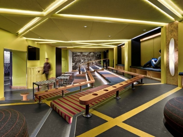 generator london hostel renovering gul grå lounge