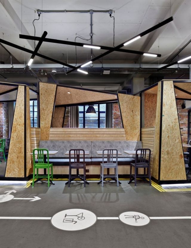 designer hostel renovering plywood taklampor