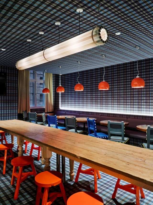 generator london hostel nytt utseende restaurang rutmönster matbord orange