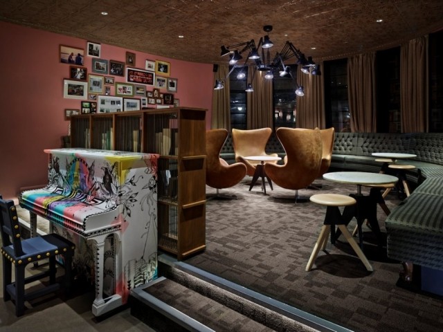generator london hostel renovering eklektisk inredning lounge område