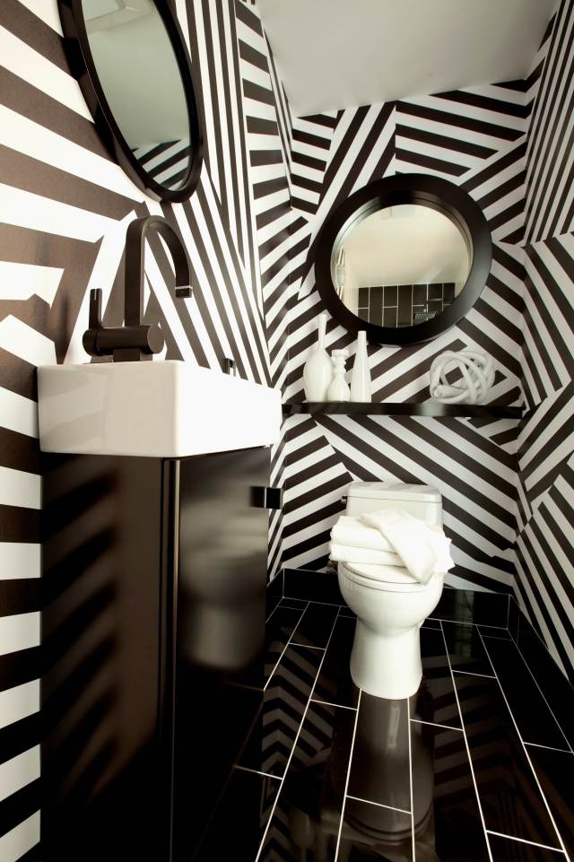 svart-vit-badrum-kakel-mönster-läggning-abstrakt-former-dramatisk-atmosfär