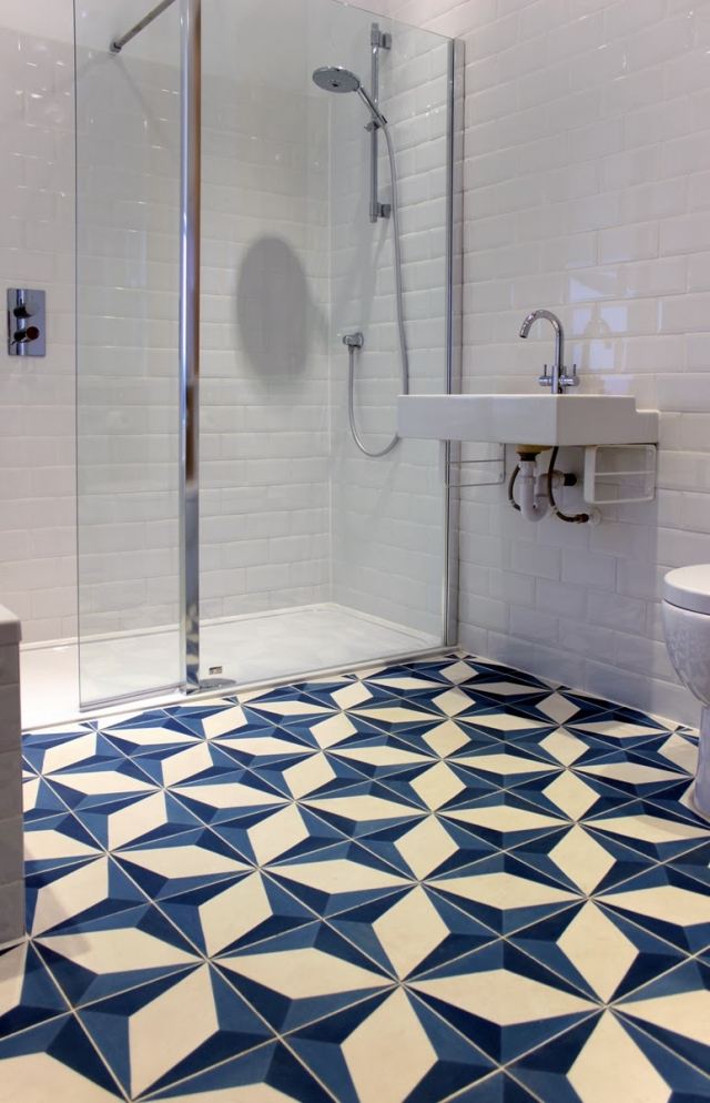 Geometrisk-badrum-kakel-mönster-slät-glasyr-golv-yta-ljusblå