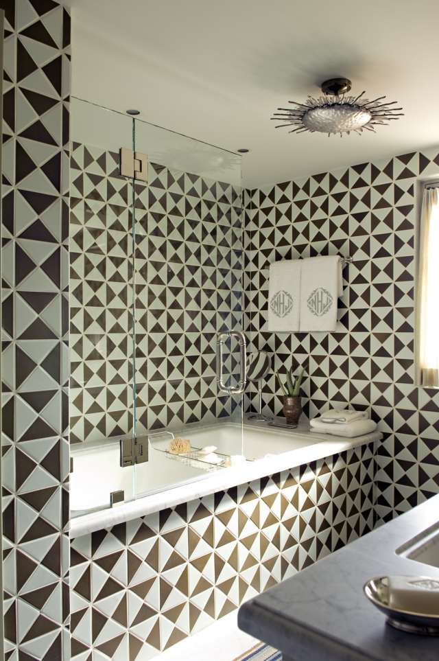 geometriskt-mönster-svart-vitt-kakel-extravagant-badrum