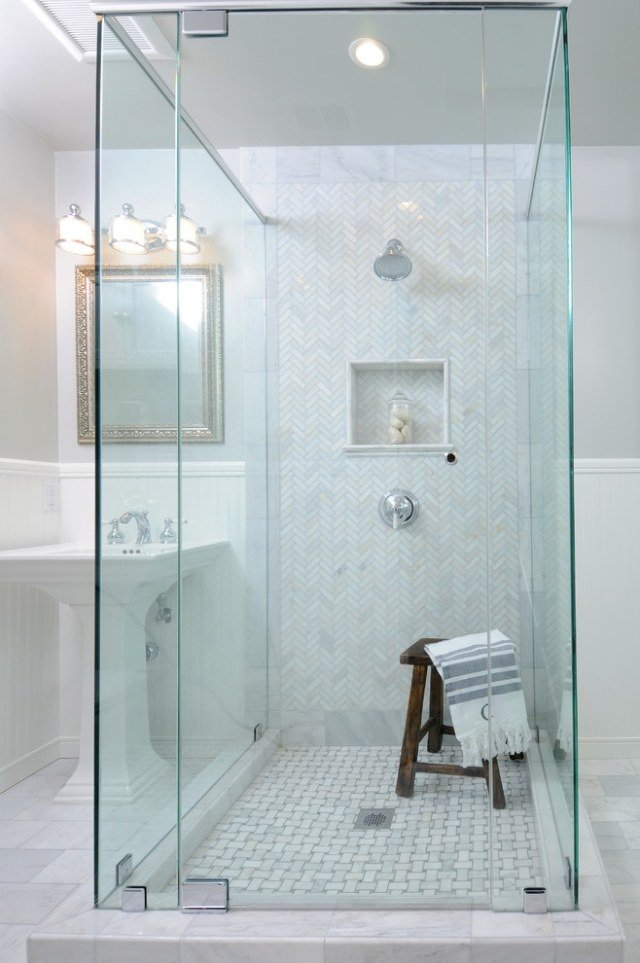 glas-dusch-skåp-kakel-mönster-vit-ljus-blå-olika-kakel-format