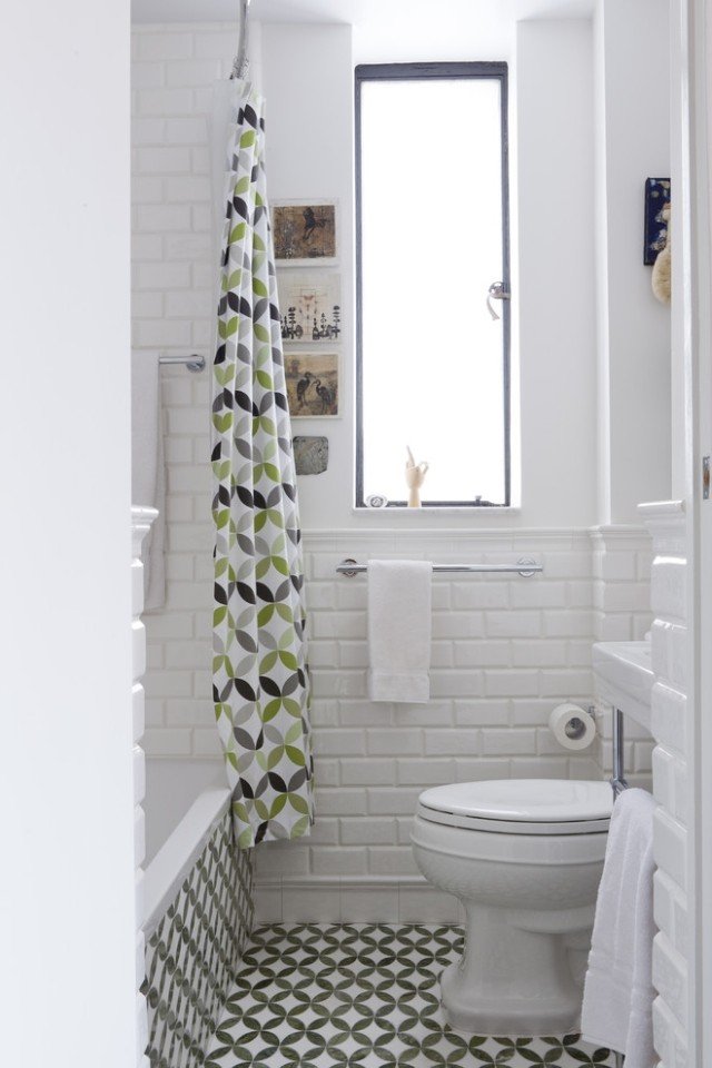 badrum-mönster-kakel-grå-grön-vit-dusch-gardin-skiljevägg