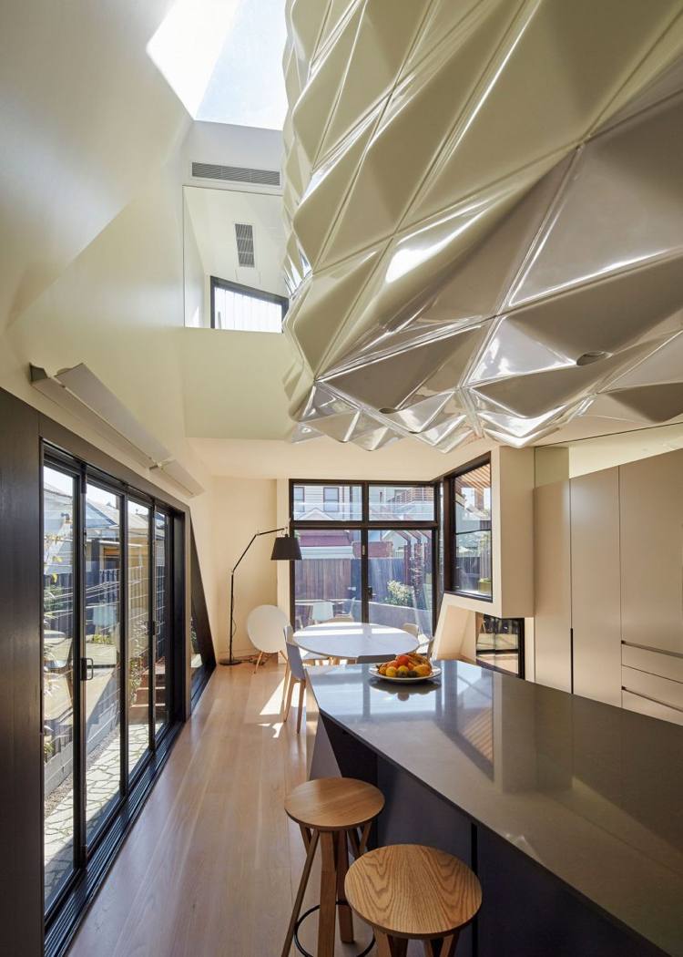 geometriska former-interiör-vitt-öppet-kök-matbord-köksbänk