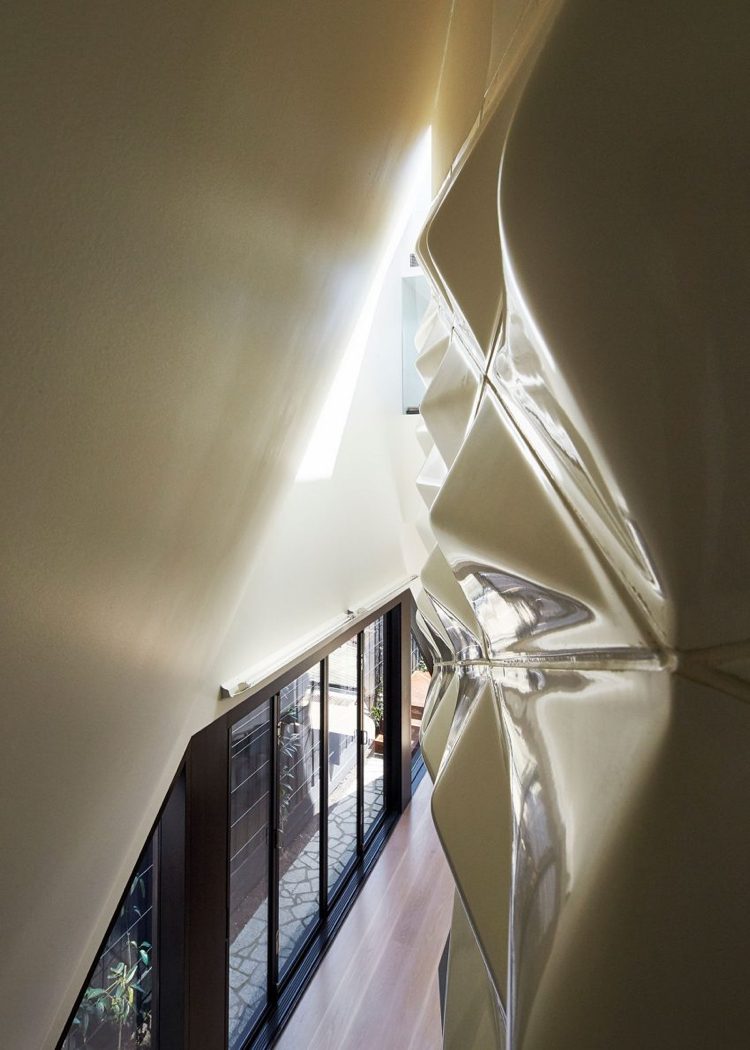 geometriska former-interiör-vit-vägg-design-relief-högglans