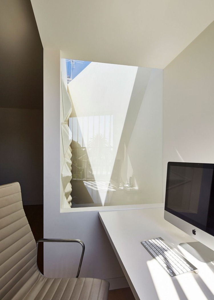 geometriska former-interiör-vit-modern-arbetsplats-fönster