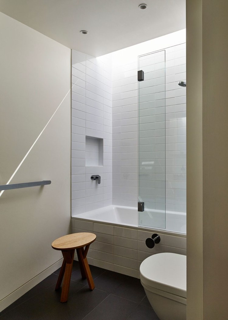 geometriska former-interiör-badrum-bad-glas-vägg-vit