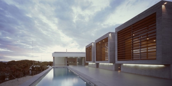 modernt bostad med geometriska former pool öppen