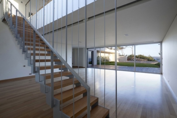 modern bostad med geometriska former trappor enkla