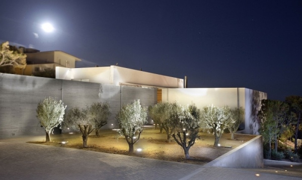 modern lyxvilla med geometriska former olivträdträdgård