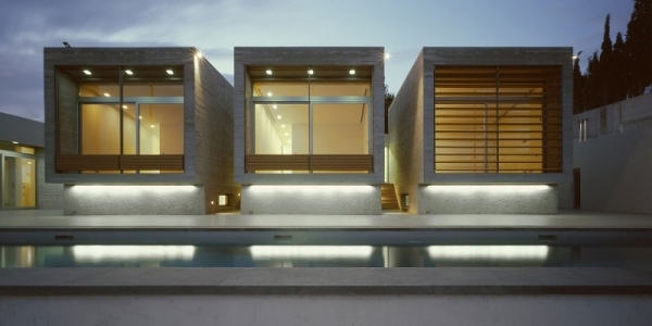 modern lyxvilla med geometriska former fönster kvadratisk form