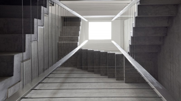 modern lyxvilla med geometriska former ovanför trappor