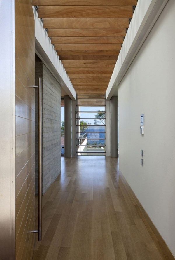 modern lyxvilla med geometriska former korridor trä