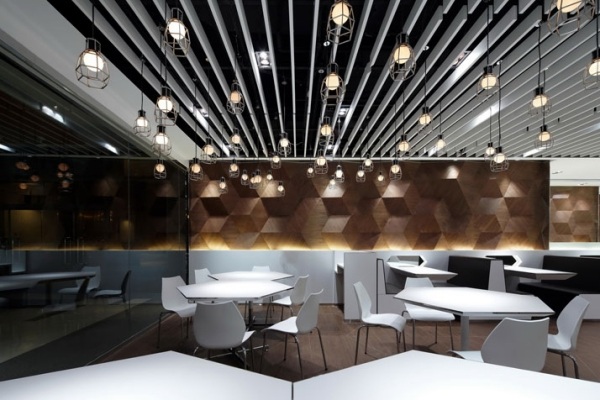 restaurang interiör hängande lampor trä hexagoner väggpaneler