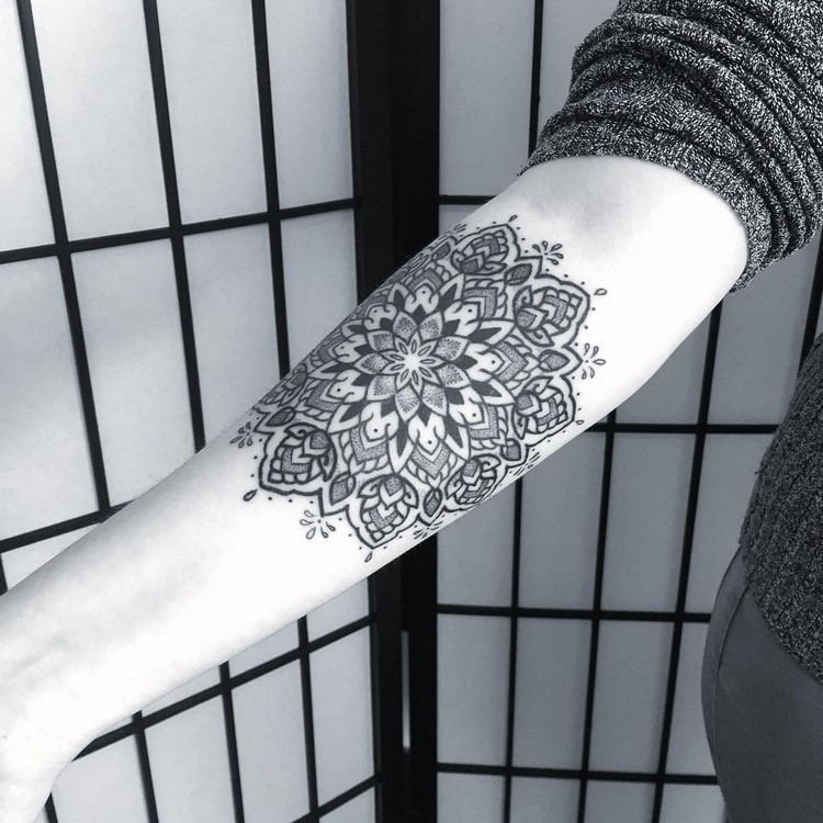 geometriska-tatueringar-mandala-motiv-kvinnor-tatuering