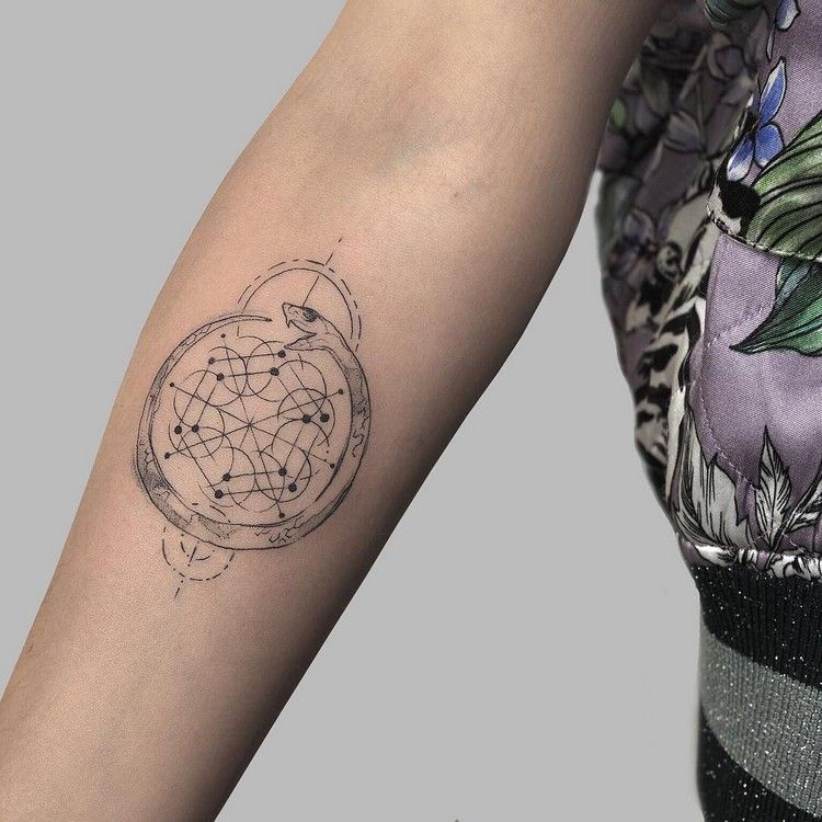 geometriska-tatueringar-ouroborus-motiv-minimalistisk