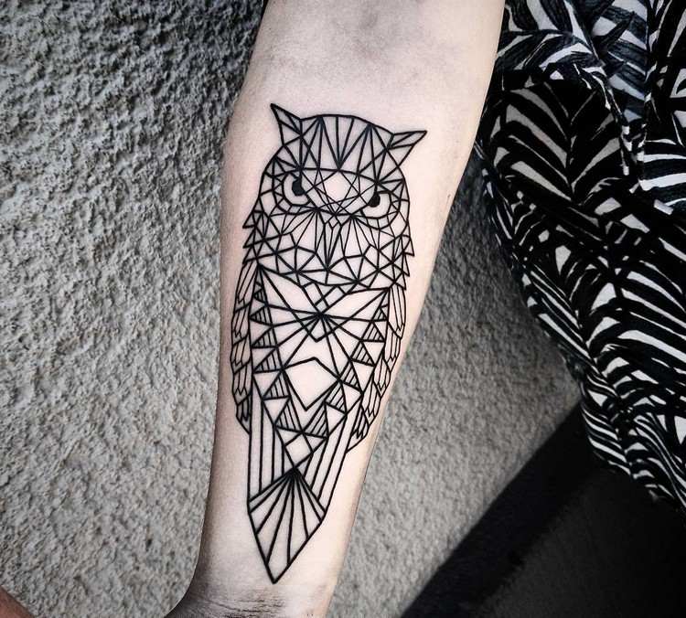 geometriska-tatueringar-motiv-mening-uggla-underarm