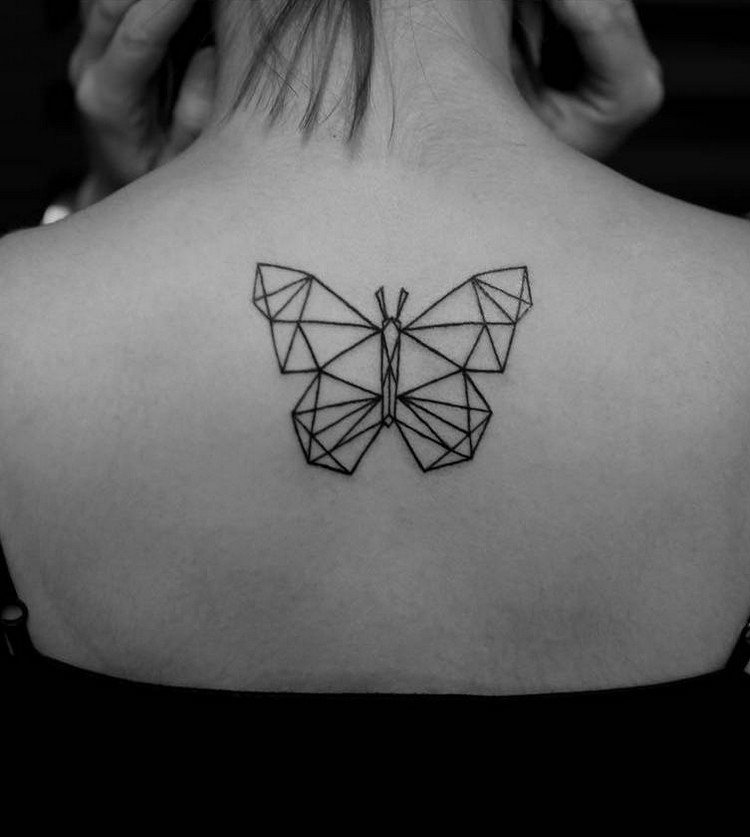 geometriska-tatueringar-fjäril-trianglar-tillbaka