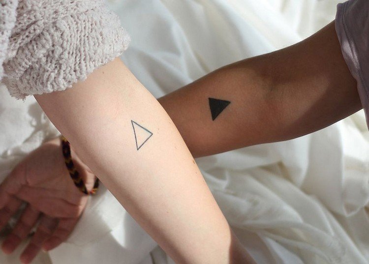 geometriska-tatueringar-par-trianglar-små-tatueringar