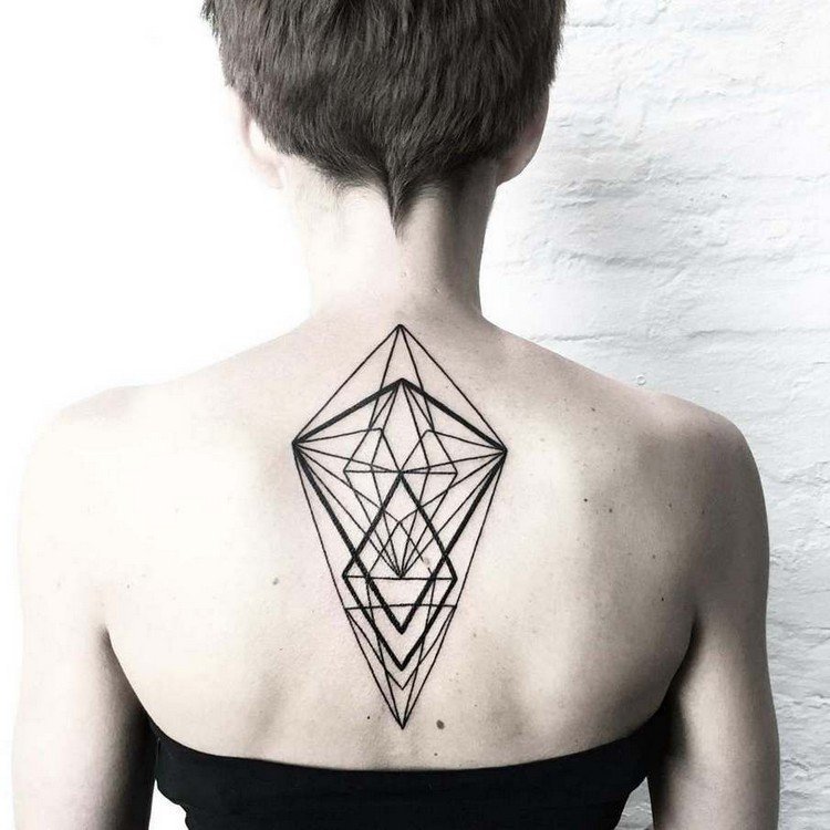 geometriska-tatueringar-starka linjer-tatuering-rygg