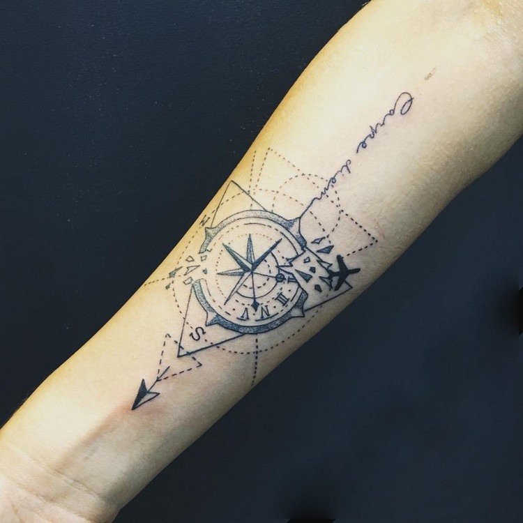 geometriska-tatueringar-underarm-kompass-tatuering-säger-pil