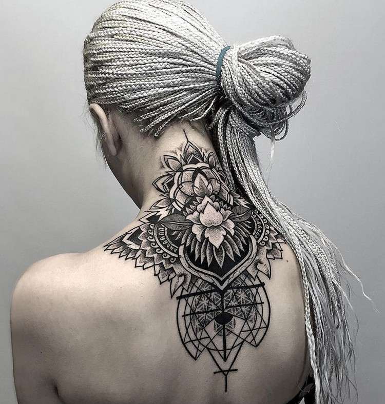 geometriska-tatueringar-hals-rygg-mandala-blackwork-tatuering