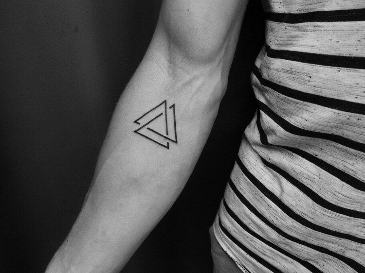 Geometriska tatueringar trianglar sammanflätade tatuering man