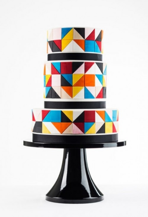 Bröllopstårta - ovanlig - triangel - svart - röd - blå