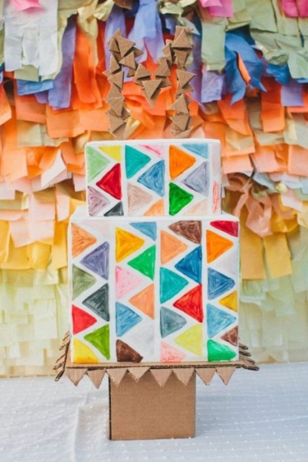 Tårta-för-bröllop-ovanlig-färgad-triangel