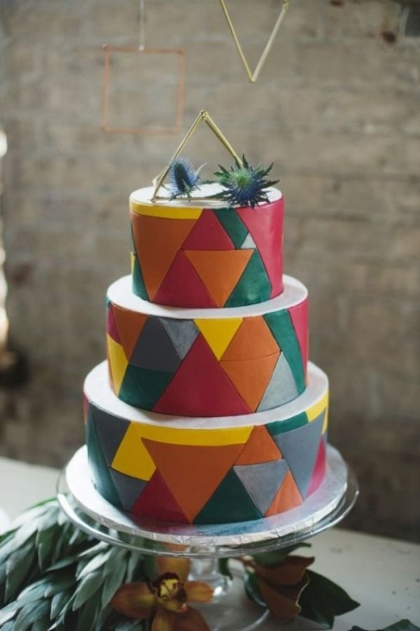 Bröllopstårta- ovanlig design- rund- taggig blomma