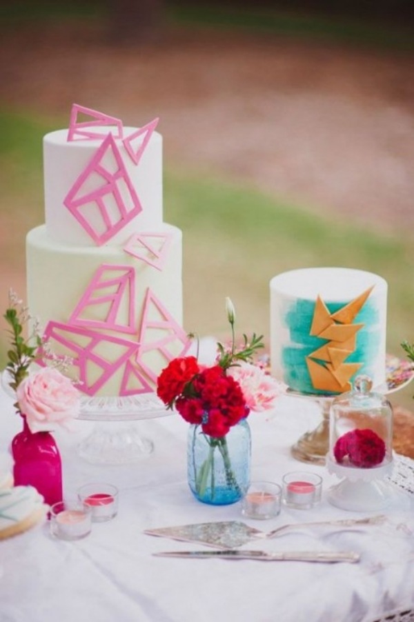 Bröllopstårta - ovanlig - tvådelad - ljusformade blommor