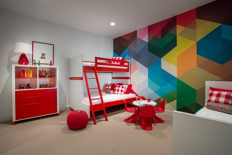 Barnrum med loftsäng och perfekt samordnade färgkombinationer på den geometriskt mönstrade väggen