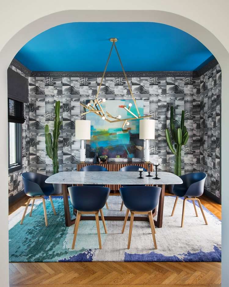 svartvitt fotografiskt baserade geometriska väggmönster kombineras med blåa och ljusa färger