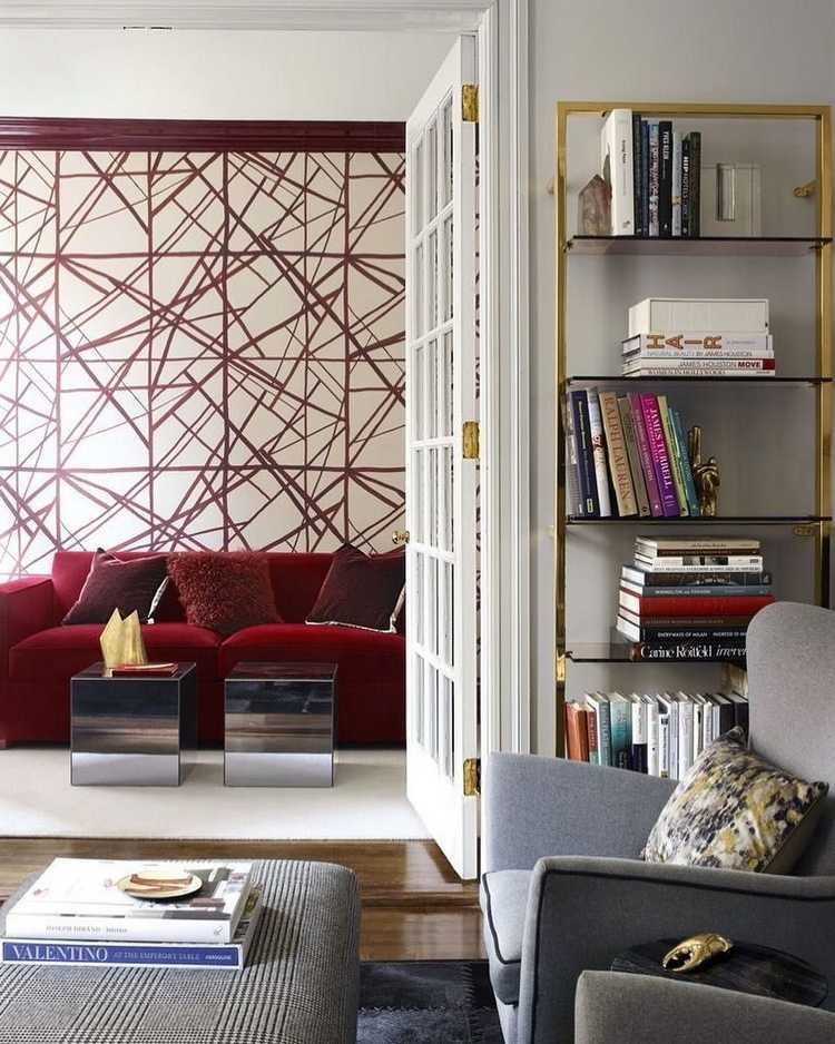 Jagged, vinröd-röd linjer som en accentvägg kombineras med en oxblod-röd soffa i vardagsrummet