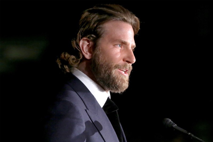medellångt hår fullt skägg Bradley Cooper -trend
