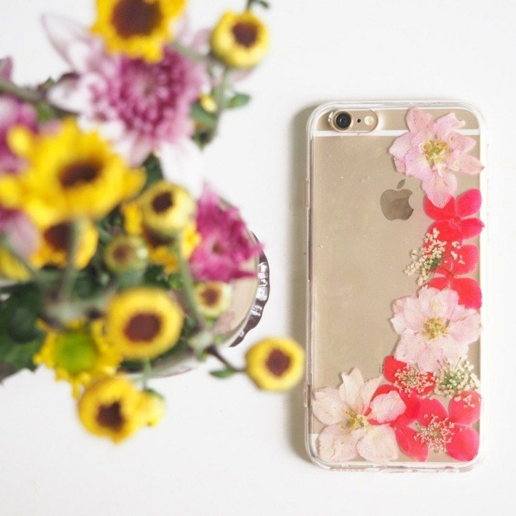 pressade-blommor-romantisk-dekoration-iphone-fodral-diy-projekt