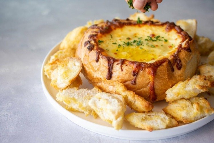 Vitlökostdopp i ett brödbröd Finger Food Party Idéer Förrätter