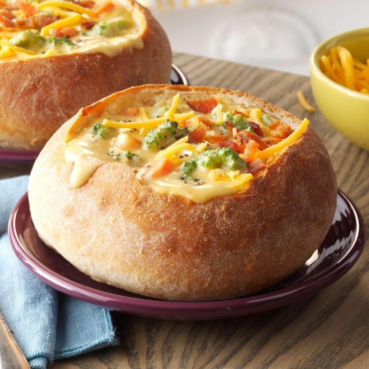 Potatissoppa i brödrecept för snabb grönsaks soppmiddag